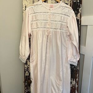Vintage Bouquet Des by Barbizon of Hollywood women’s nightgown. Size Small.